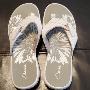 Clarks flip flops